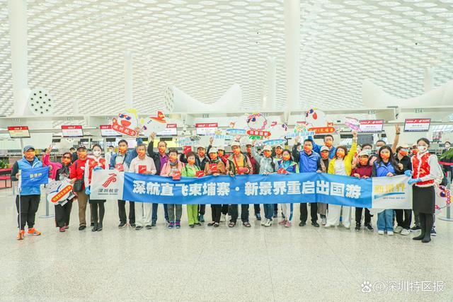2月6日深圳寶安國際機場國際出發大廳,由32位中國旅客組成的出境旅游