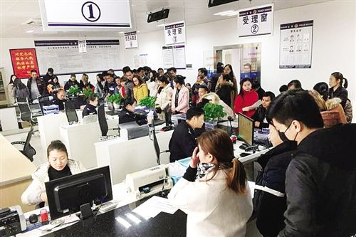 群眾辦理出入境業務. (警方供圖)